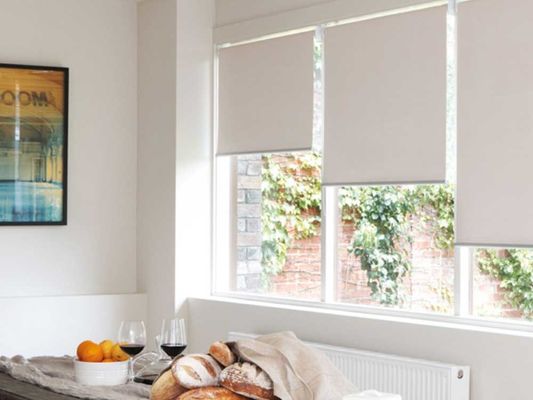 Prenda impermeable blanca de las persianas de ventana del rodillo del apagón del color para la cocina el 1.8M Width