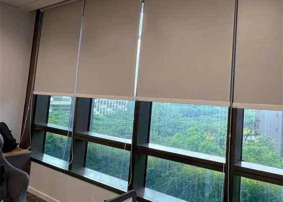 Material del poliéster de las persianas de ventana del rodillo de la prenda impermeable del apagón para la oficina de la sala de estar
