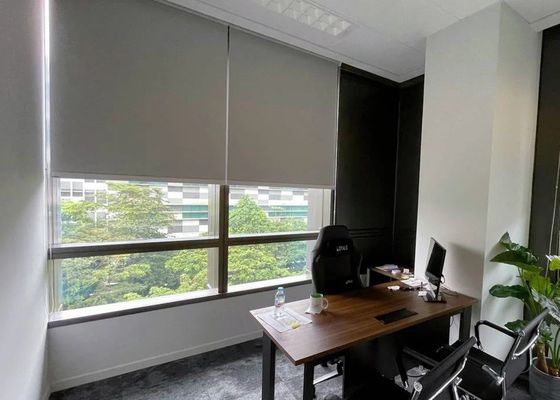 Material del poliéster de las persianas de ventana del rodillo de la prenda impermeable del apagón para la oficina de la sala de estar