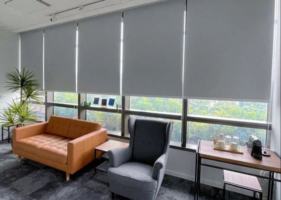 Material del poliéster de las persianas de ventana del rodillo de la prenda impermeable del apagón para la oficina de la sala de estar