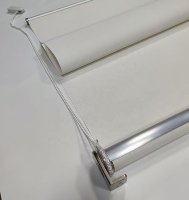sombras del rodillo de la tela de 38m m, persianas de aluminio decorativas del apagón de la ventana del tubo