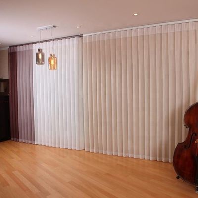Persianas verticales modernas eléctricas de la tela, persianas de ventana rosadas para el hogar de lujo