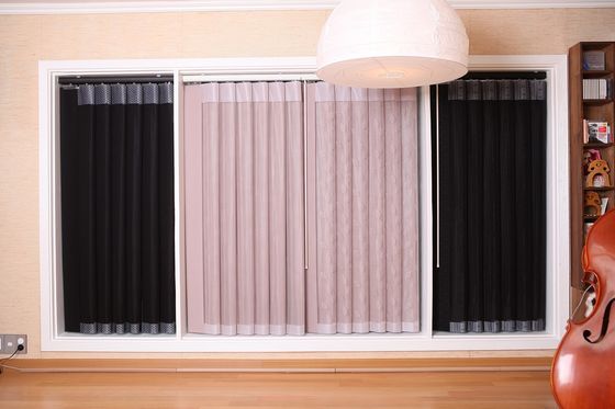 Persianas verticales modernas eléctricas de la tela, persianas de ventana rosadas para el hogar de lujo