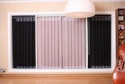 Persianas verticales modernas eléctricas de la tela, persianas de ventana rosadas para el hogar de lujo