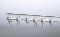 Material montado en la pared del aluminio del metal del techo de la pista silenciosa blanca de la cortina para la ventana salediza
