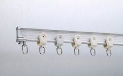 Material montado en la pared del aluminio del metal del techo de la pista silenciosa blanca de la cortina para la ventana salediza