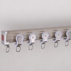 La pista curvada de la cortina, cortinas de ventana salediza cerca el material de aluminio del metal con barandilla