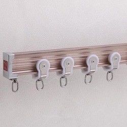 La pista curvada de la cortina, cortinas de ventana salediza cerca el material de aluminio del metal con barandilla