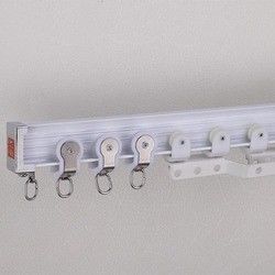 La pista curvada de la cortina, cortinas de ventana salediza cerca el material de aluminio del metal con barandilla