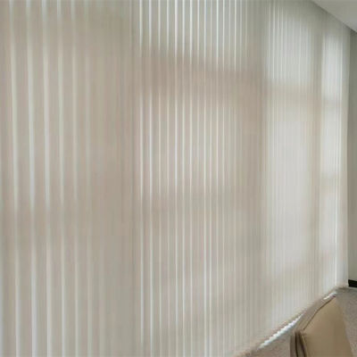 Las cortinas verticales flexibles ajustables de las persianas encienden transmitir para los hoteles