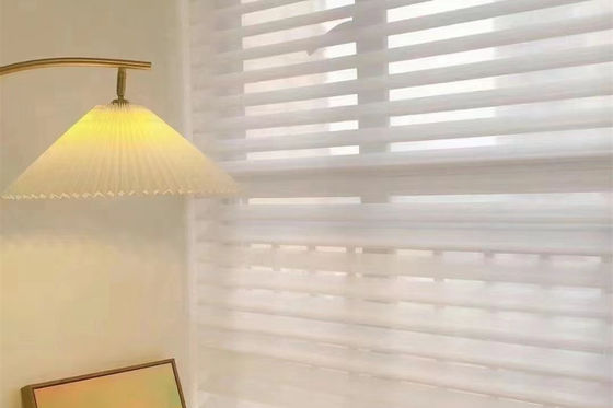 La ventana a prueba de viento de la oficina de Wifi cubre el estilo contemporáneo para la oficina del café