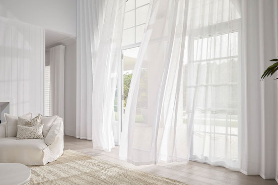 Cortinas románticas de la ventana del hotel tradicional de la decoración