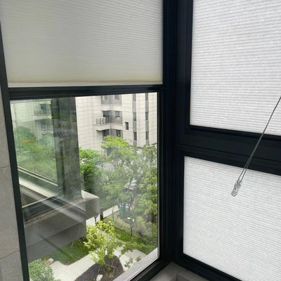 La sombra de ventana inferior sin cuerda del panal motorizó hacia arriba y hacia abajo para la sala de estar