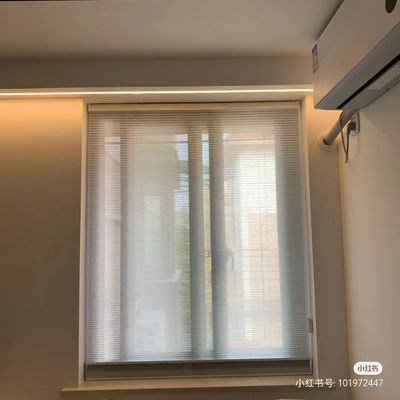 Persianas automáticas eléctricas del panal, material celular del poliéster de las sombras de ventana