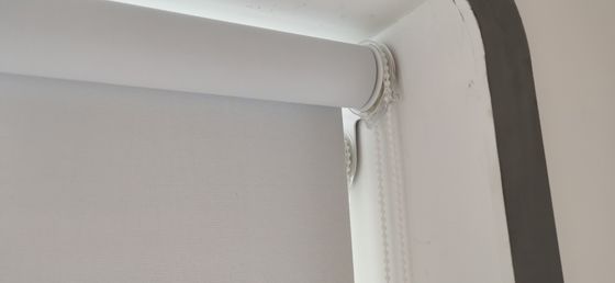 Tela el 5% Rate Fabric Roller Shutter Window abierto de la luz del sol para el control de manual del balcón
