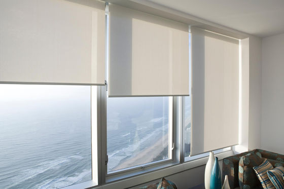 Persianas 100% de ventana cubiertas espuma beige del rodillo del poliéster para las oficinas