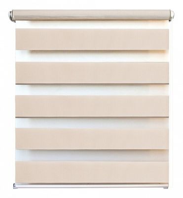 Las persianas de rodillo semi transparentes que la mano de la cocina del cuarto de baño tiró de gotas tiran del rollo del cordón encima de las cortinas