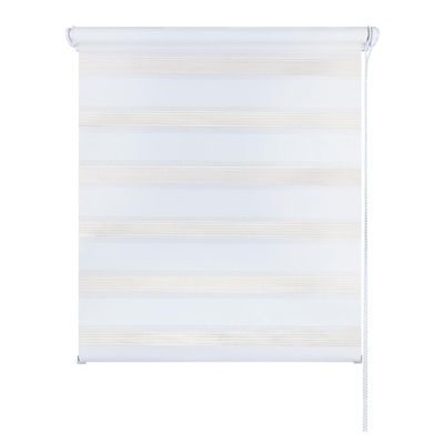 Las persianas de rodillo semi transparentes que la mano de la cocina del cuarto de baño tiró de gotas tiran del rollo del cordón encima de las cortinas