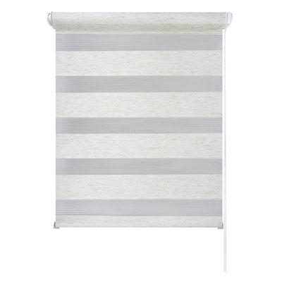 Las persianas de rodillo semi transparentes que la mano de la cocina del cuarto de baño tiró de gotas tiran del rollo del cordón encima de las cortinas