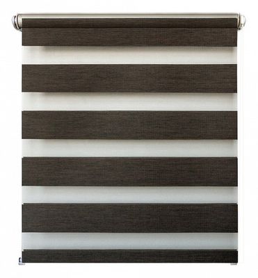 Las persianas de rodillo semi transparentes que la mano de la cocina del cuarto de baño tiró de gotas tiran del rollo del cordón encima de las cortinas