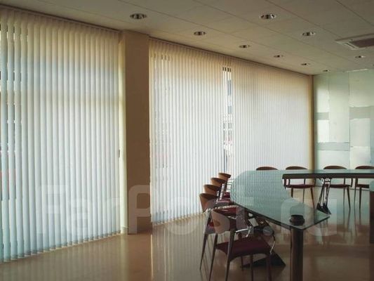 La vertical de la pañería ciega la cortina ideal de las persianas del apagón de la sala de estar del dormitorio de la oficina de la división eléctrica vertical del balcón