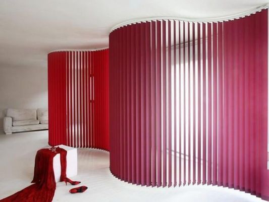 Apagón eléctrico de la cortina vertical roja conveniente para la sala de estar, dormitorio, oficina, división del balcón