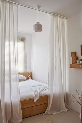 Ventanas saledizas formadas serpiente blanca de los balcones de Gauze Curtains Transparent And Shading